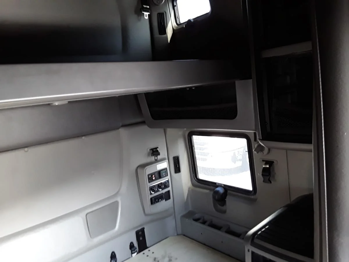 2020 International LT - image 8