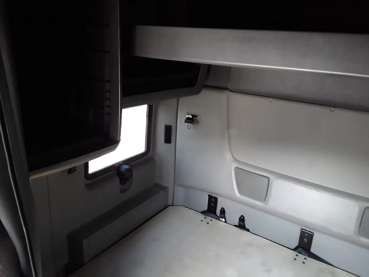 2020 International LT - image 11