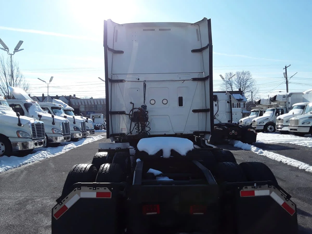 2020 International LT - image 5