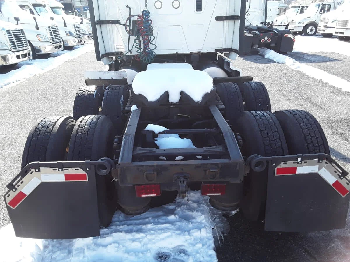 2020 International LT - image 12