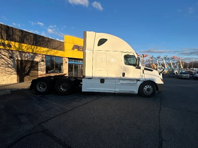 2022 Freightliner Cascadia in Monmouth Junction, NJ — photo 8