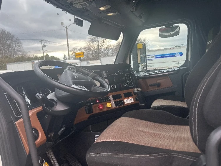 2022 Freightliner Cascadia in Monmouth Junction, NJ — photo 10