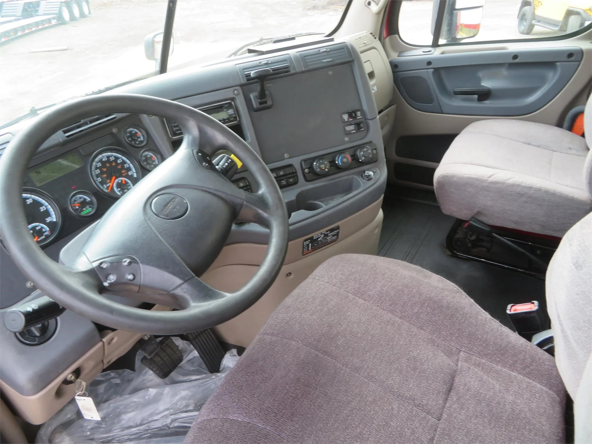 2015 Freightliner Cascadia in MI — photo 9