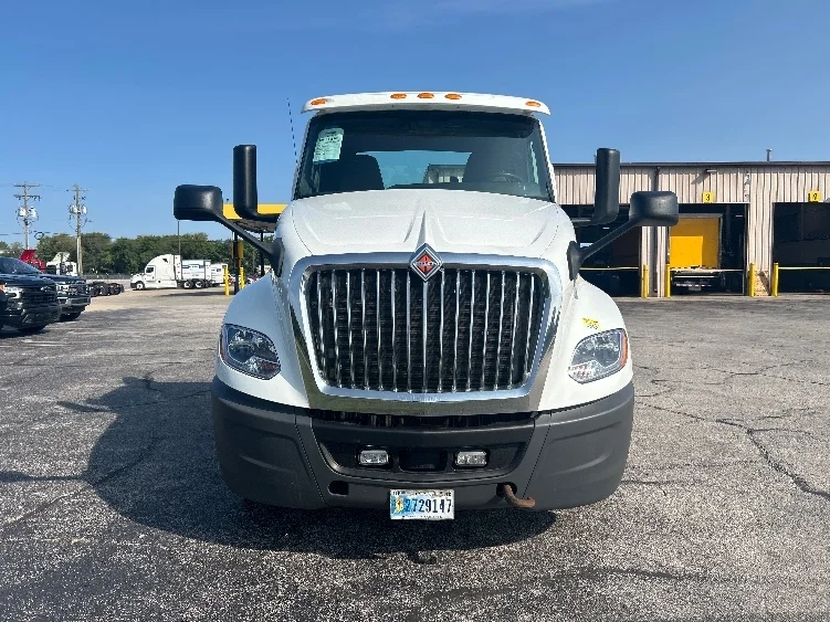 2018 International LT - image 2