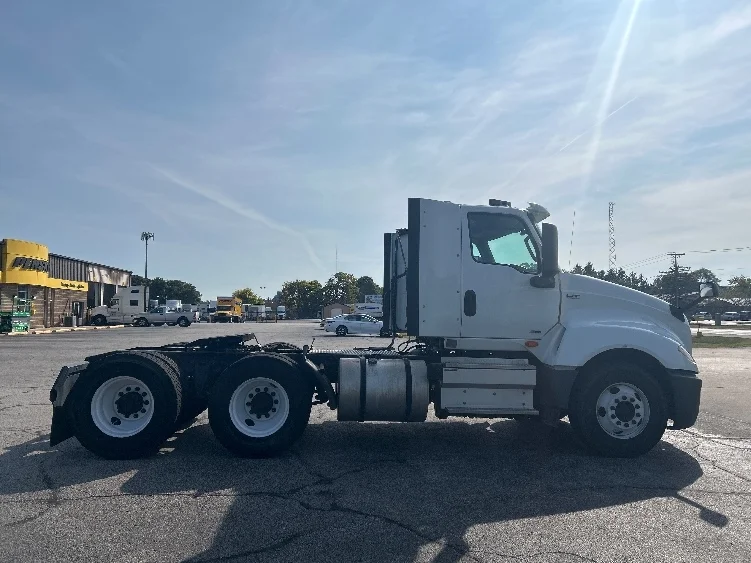 2018 International LT - image 8