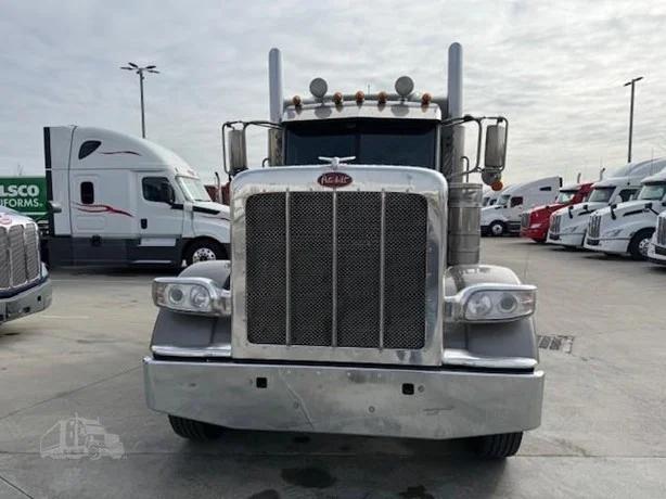 2023 Peterbilt 389 - image 2