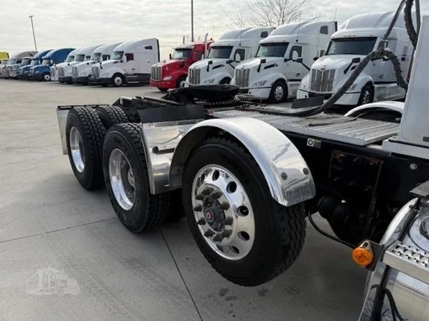 2023 Peterbilt 389 - image 5
