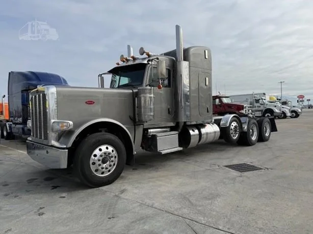 2023 Peterbilt 389 - image 1