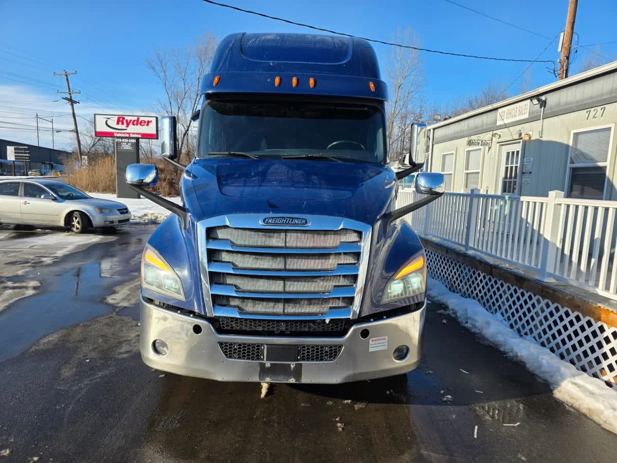 2020 Freightliner Cascadia - image 2