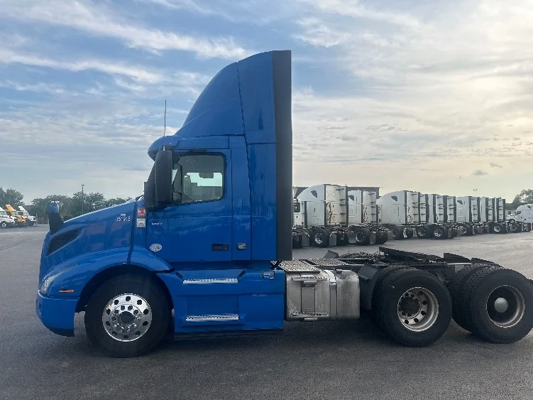 2020 Volvo VNR 640 in Elkhart, IN — photo 4