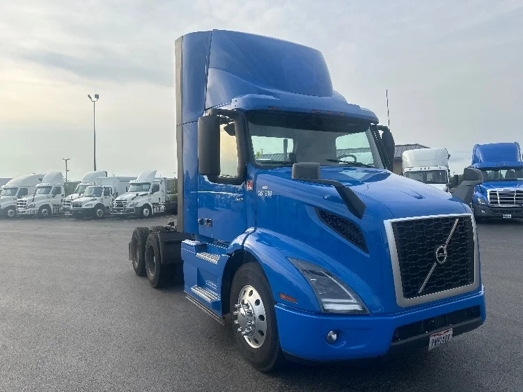 2020 Volvo VNR 640 in Elkhart, IN