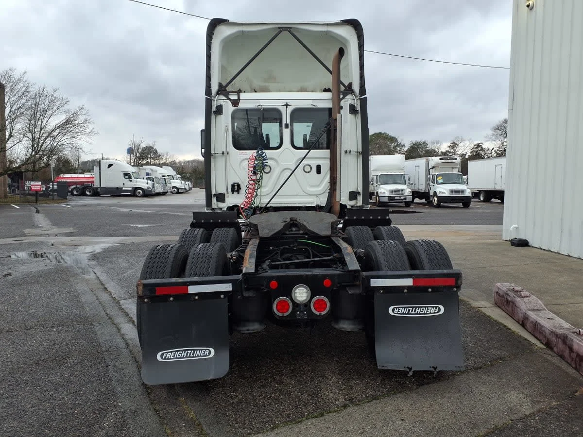 2020 Freightliner Cascadia in Knoxville, TN — photo 5