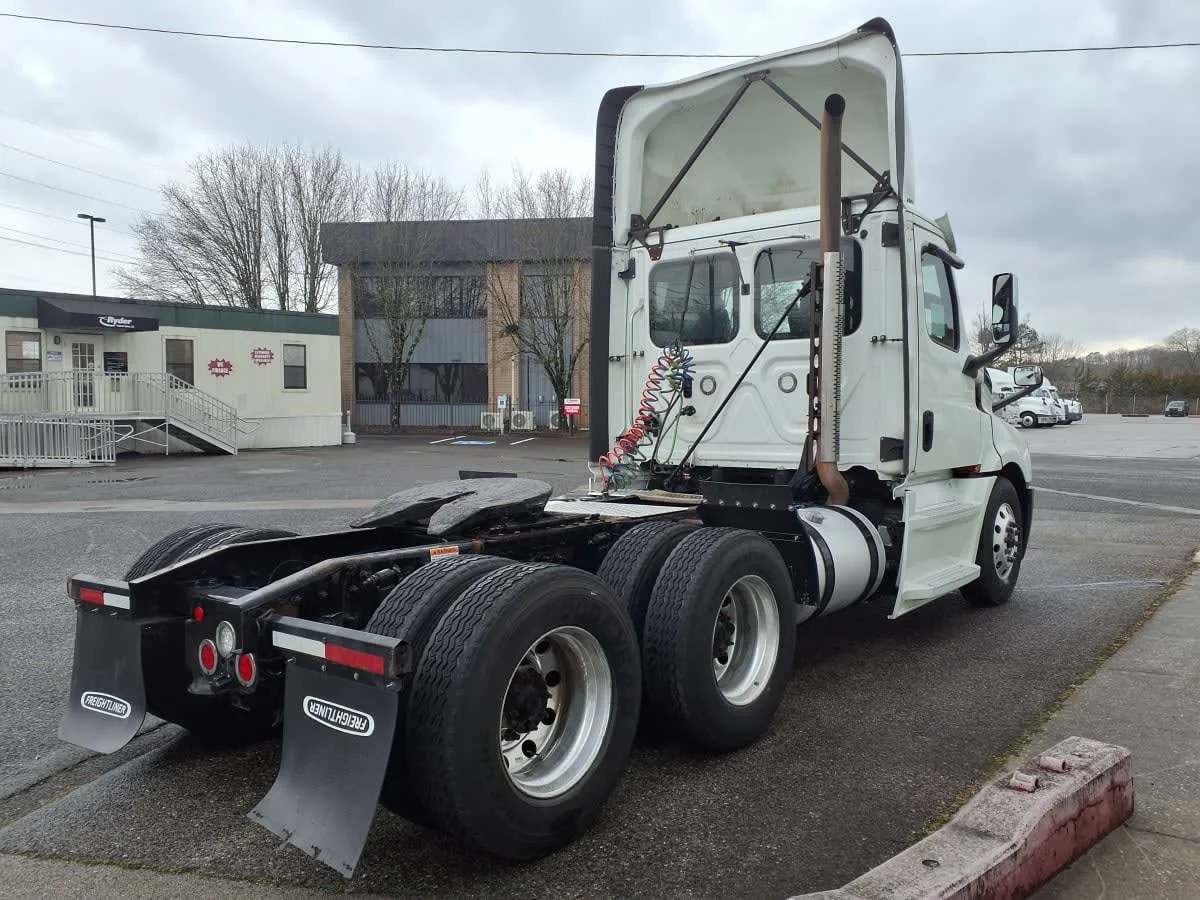 2020 Freightliner Cascadia in Knoxville, TN — photo 4