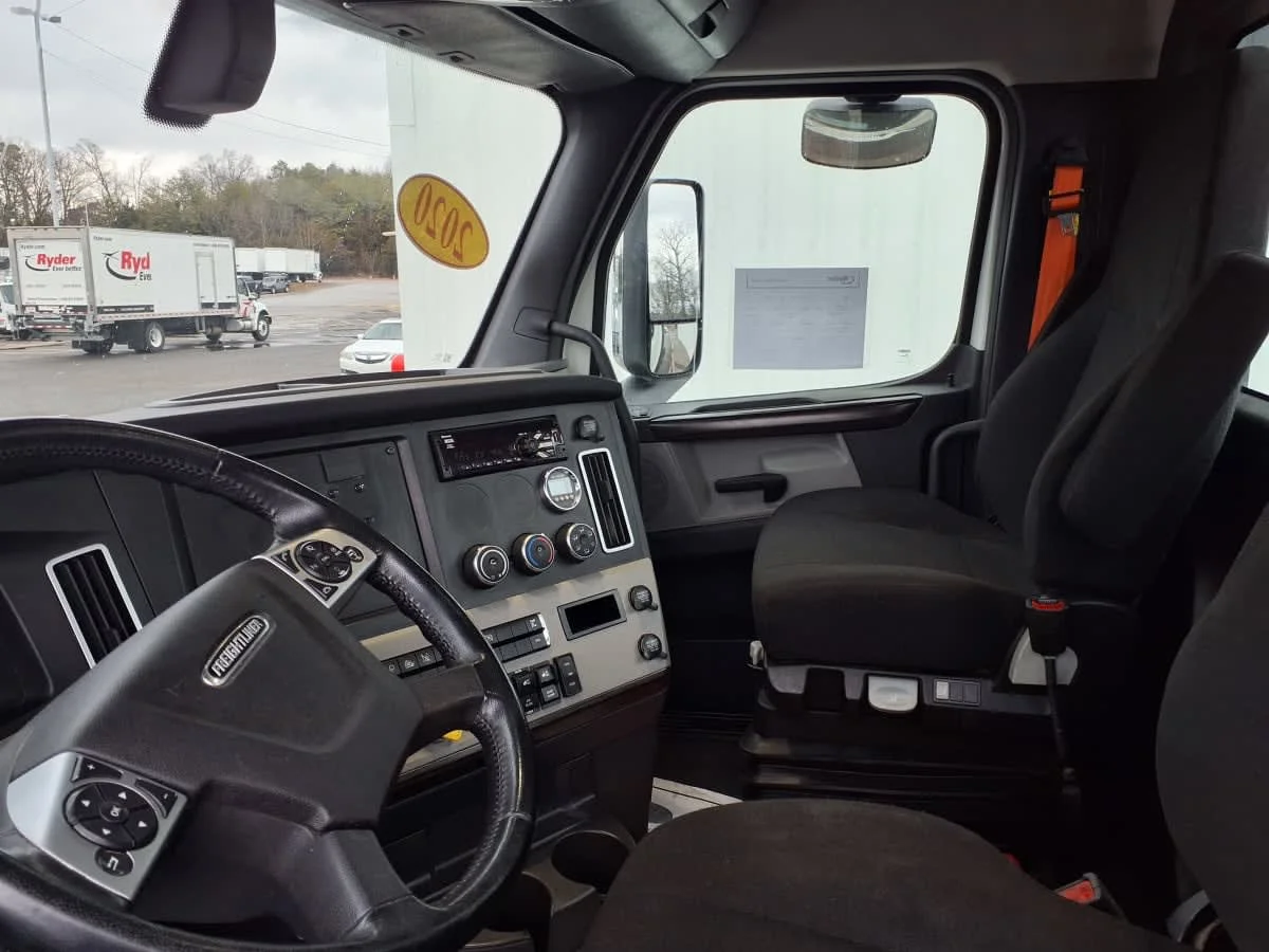 2020 Freightliner Cascadia in Knoxville, TN — photo 7
