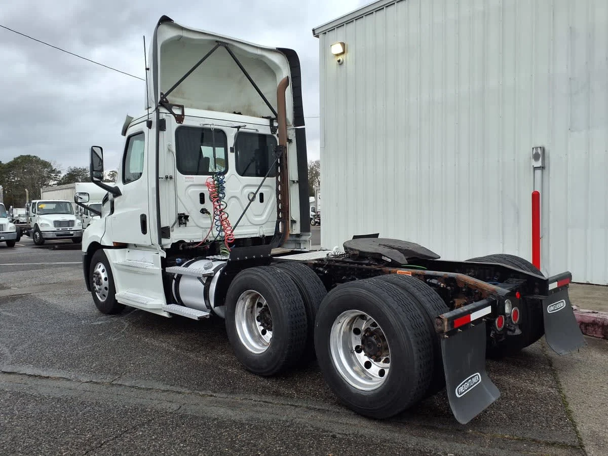 2020 Freightliner Cascadia in Knoxville, TN — photo 6