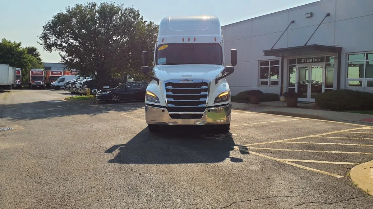 2022 Freightliner Cascadia in Bolingbrook, IL — photo 2