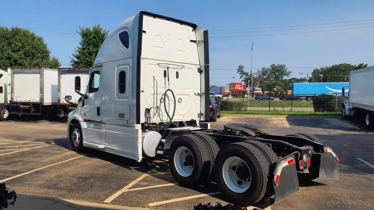 2022 Freightliner Cascadia in Bolingbrook, IL — photo 6