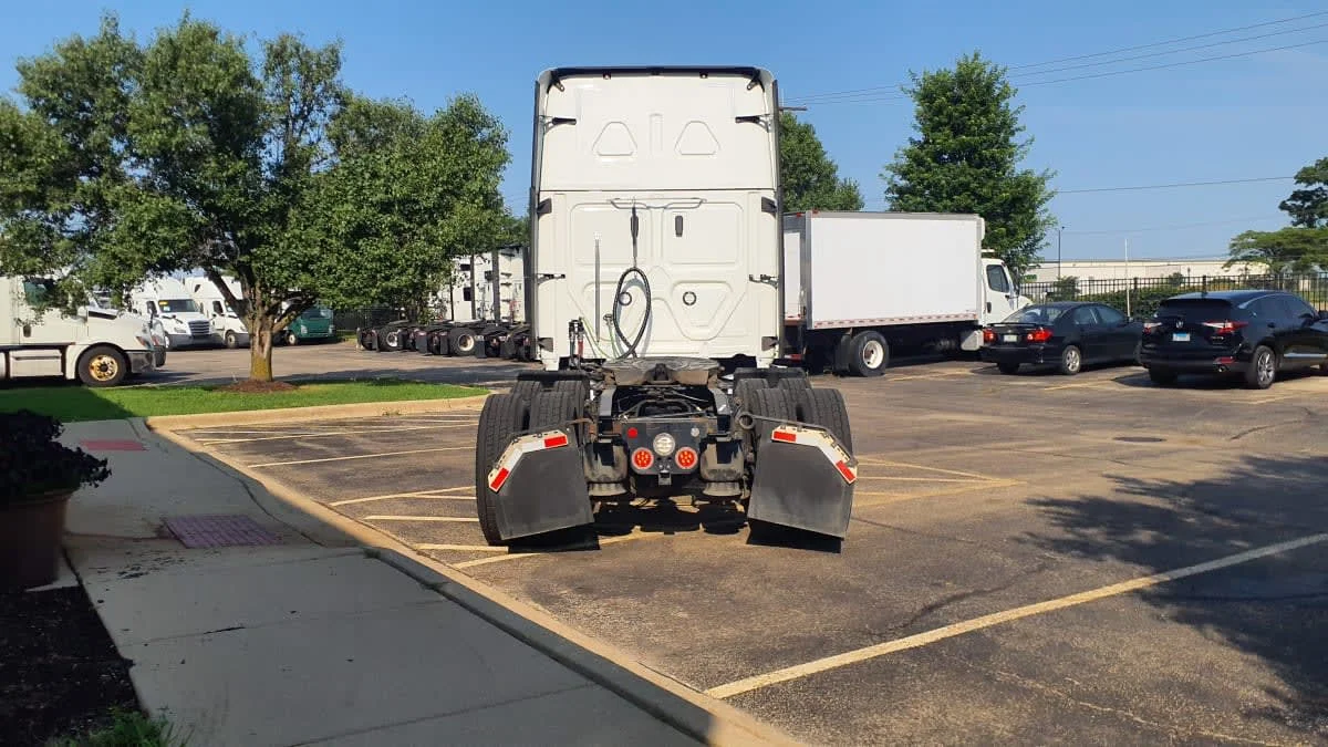 2022 Freightliner Cascadia in Bolingbrook, IL — photo 5