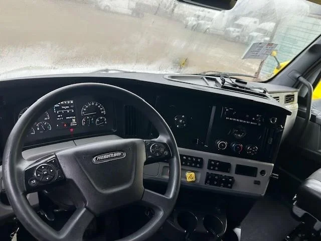 2023 Freightliner Cascadia - image 4