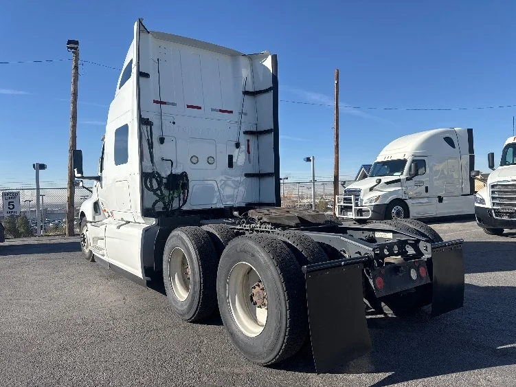 2019 International LT - image 5