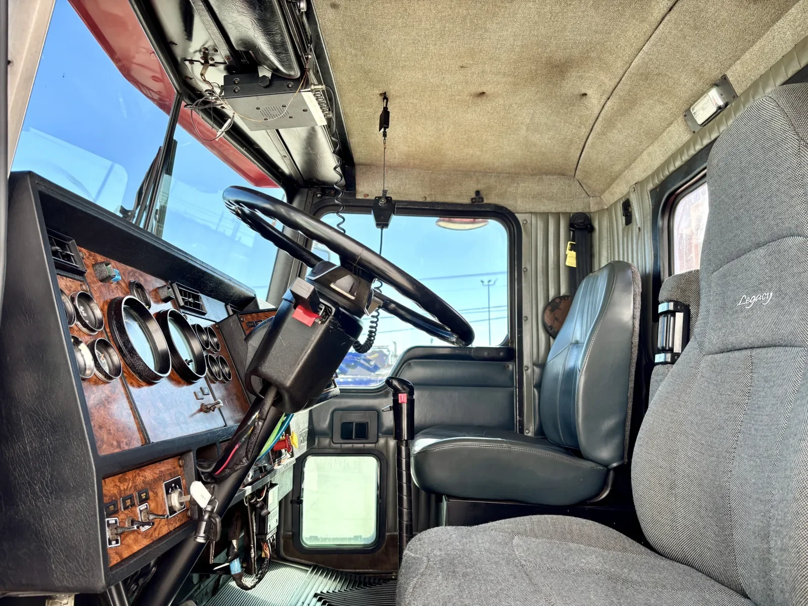 1999 Kenworth T800 - image 14