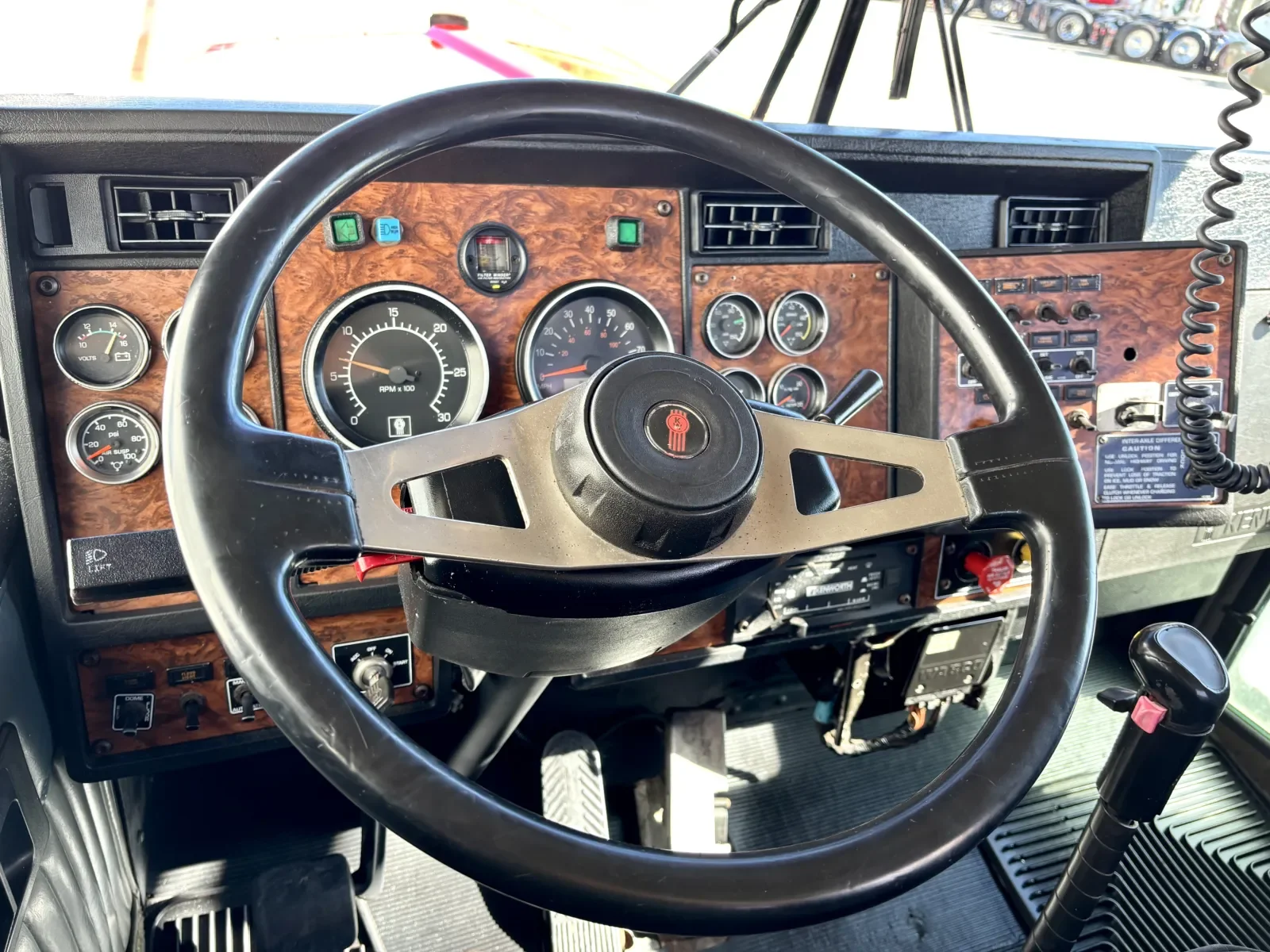 1999 Kenworth T800 - image 16