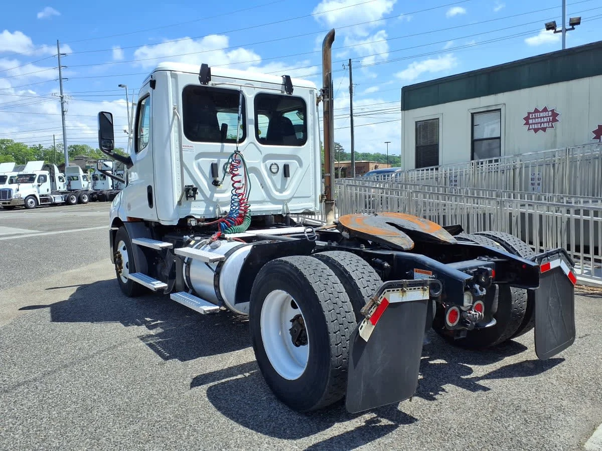 2020 Freightliner Cascadia in Knoxville, TN — photo 6
