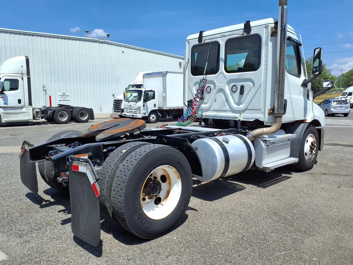 2020 Freightliner Cascadia in Knoxville, TN — photo 4