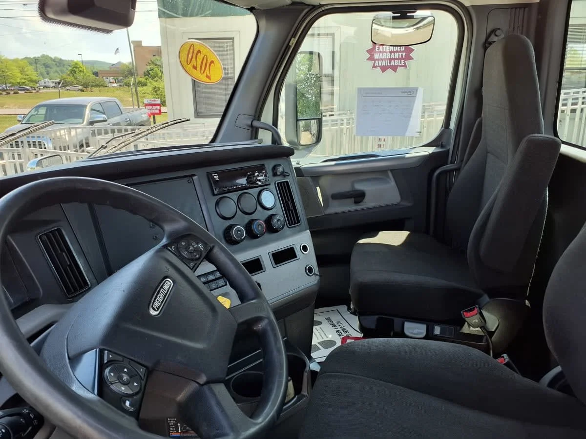 2020 Freightliner Cascadia in Knoxville, TN — photo 7