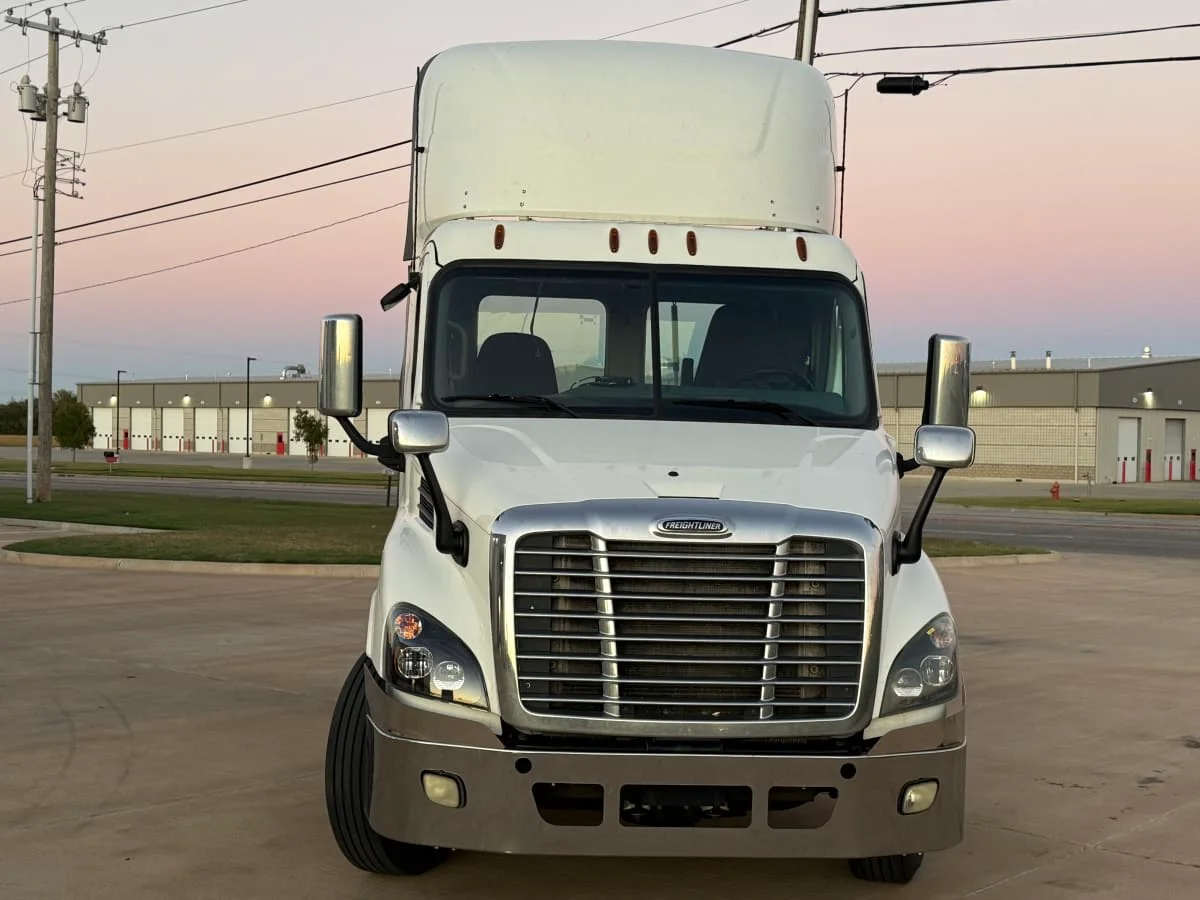 2017 Freightliner Cascadia - image 2
