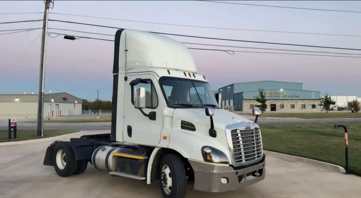 2017 Freightliner Cascadia in Oklahoma City, OK — photo 3