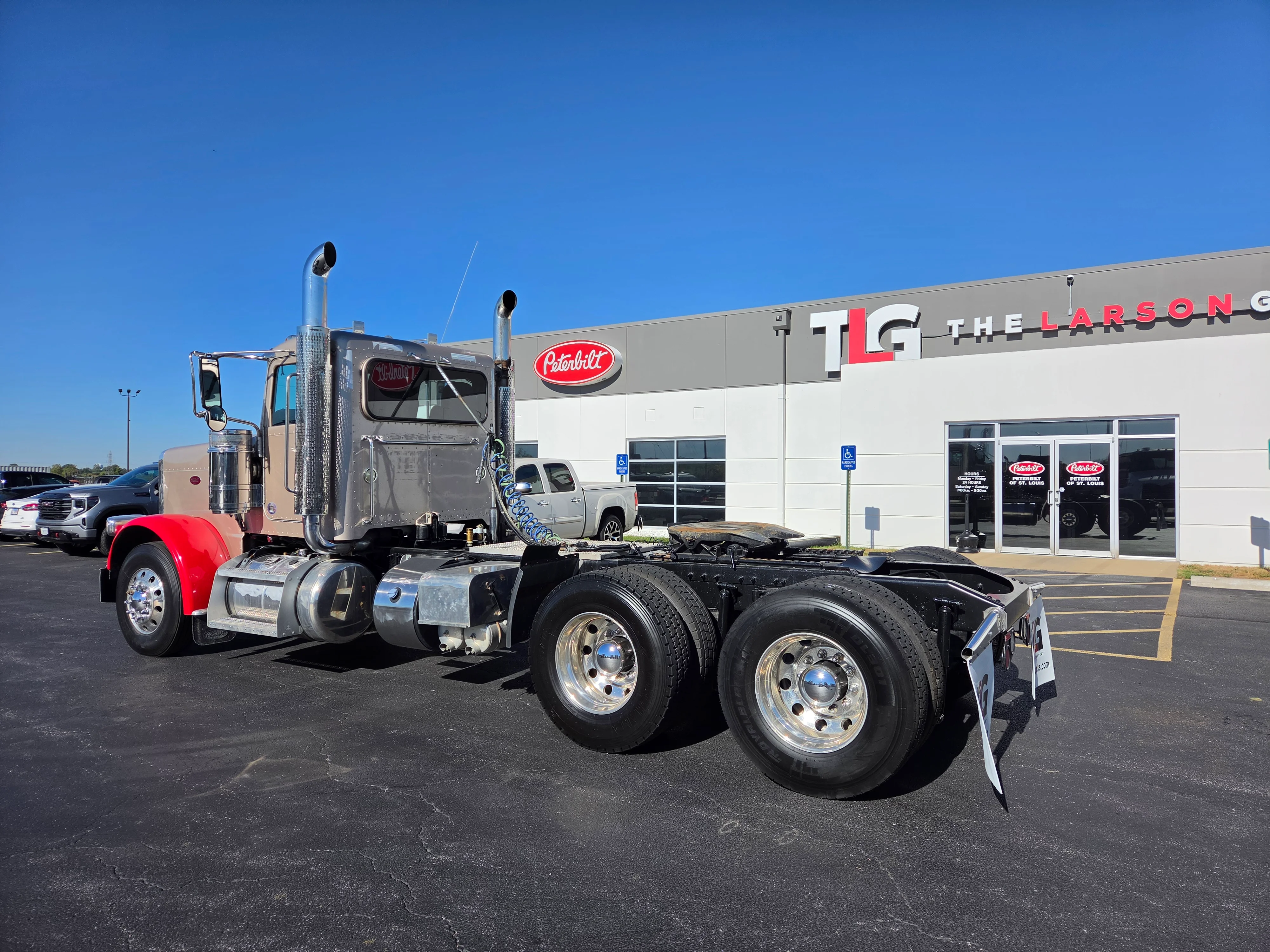 2018 Peterbilt 389 in Springfield, MO — photo 3