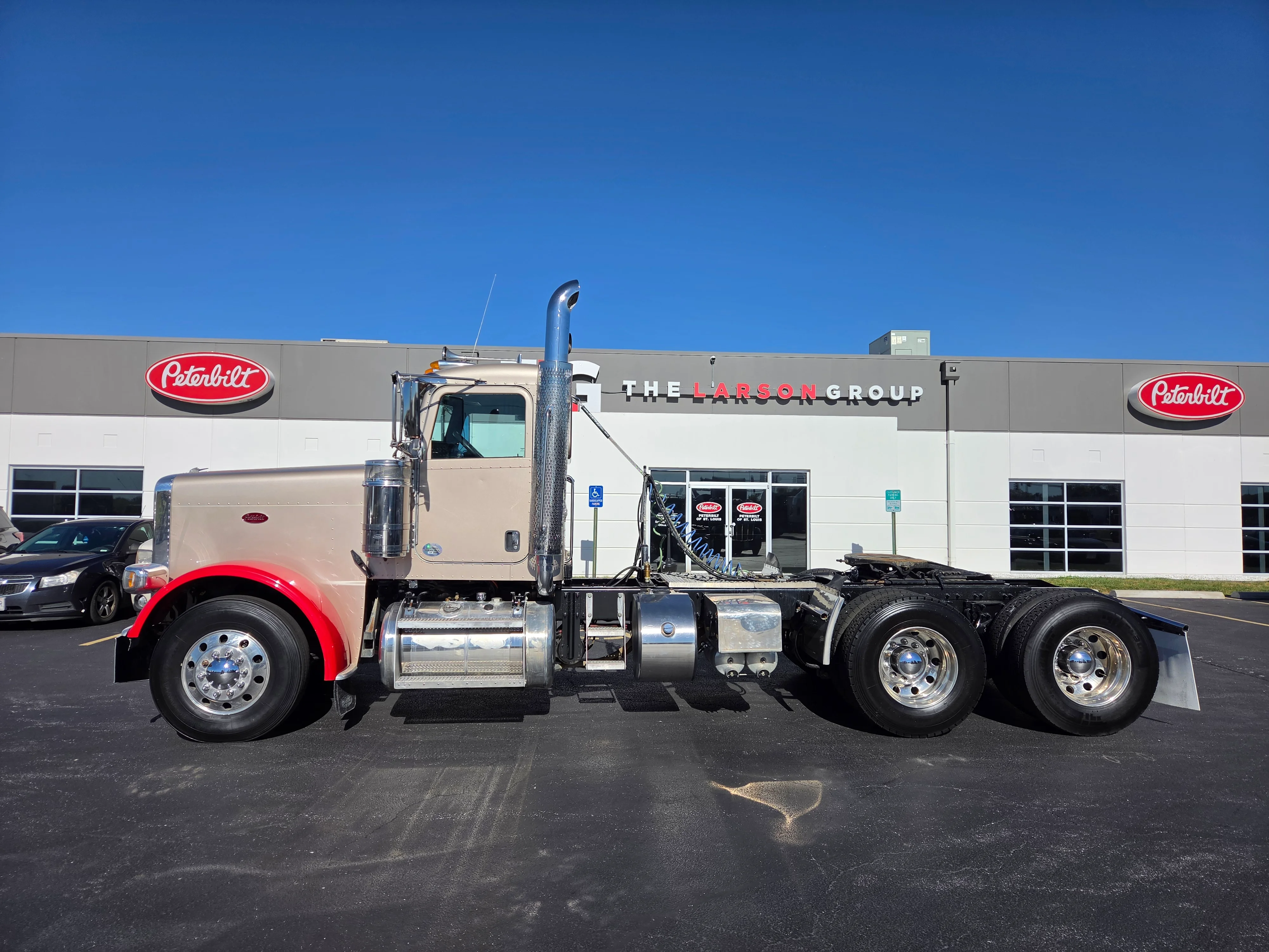 2018 Peterbilt 389 in Springfield, MO — photo 2