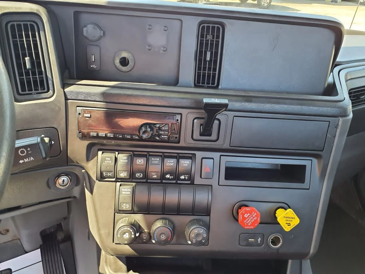 2019 International LT in Oak Creek, WI — photo 11