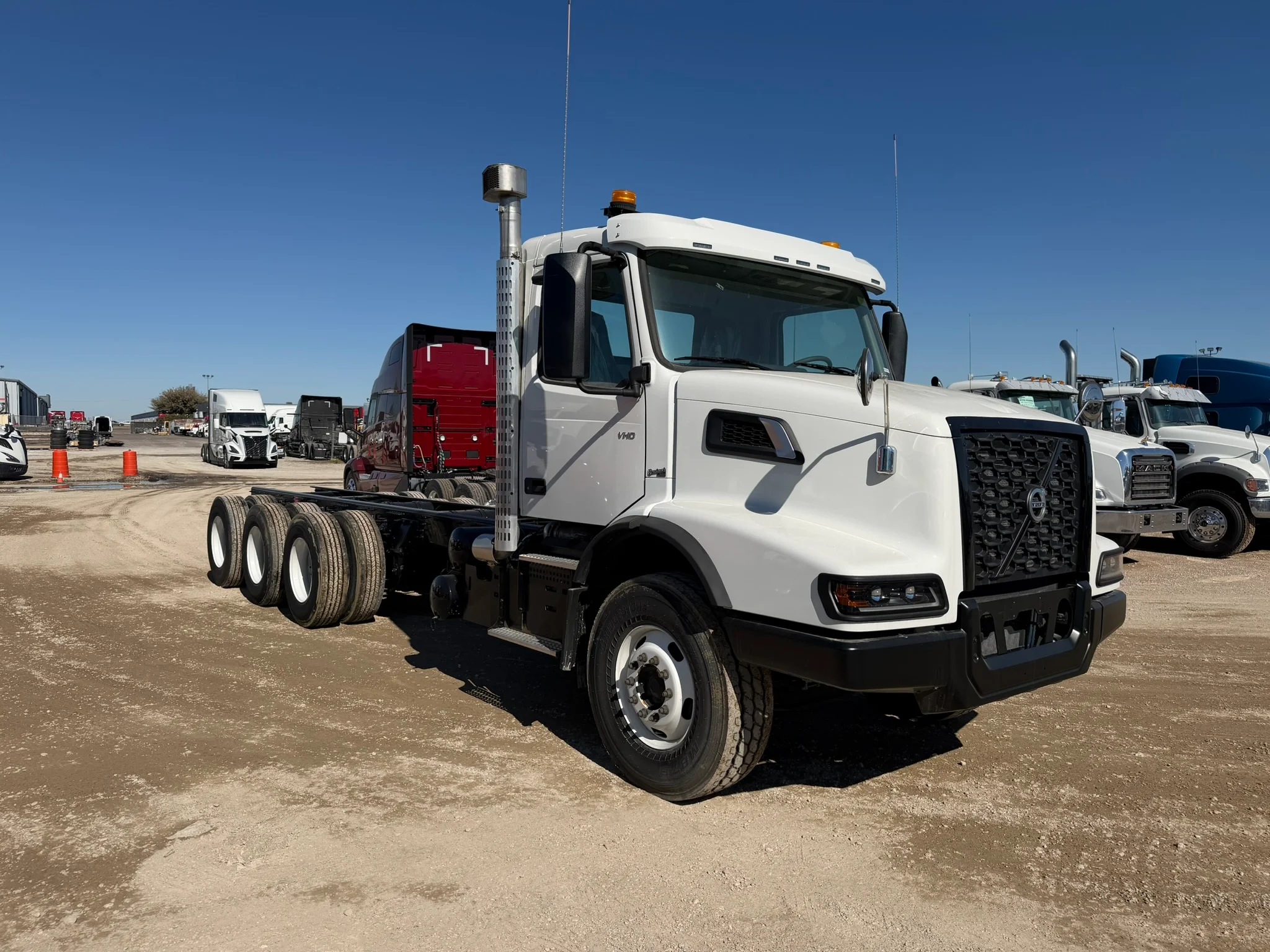 2024 Volvo VHD 300 in Fort Worth, TX — photo 3