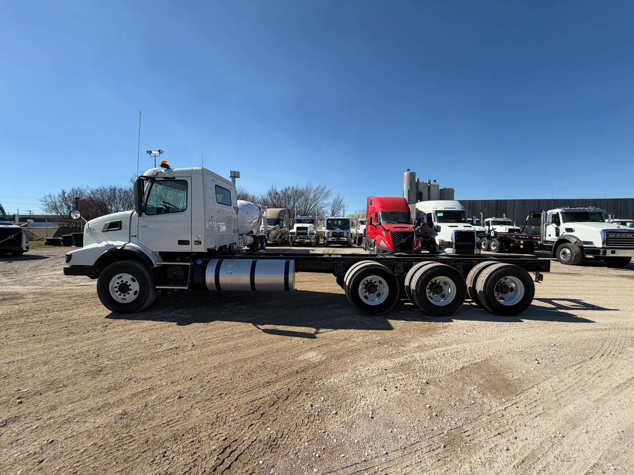 2024 Volvo VHD 300 in Fort Worth, TX — photo 8