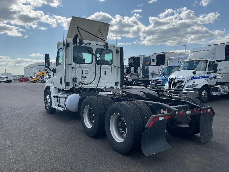 2018 Freightliner Cascadia in Linden, NJ — photo 5