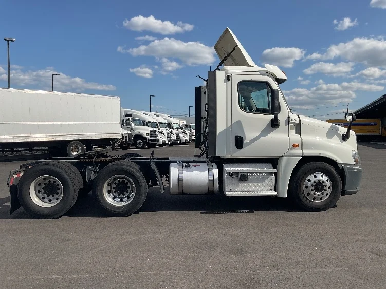 2018 Freightliner Cascadia in Linden, NJ — photo 8