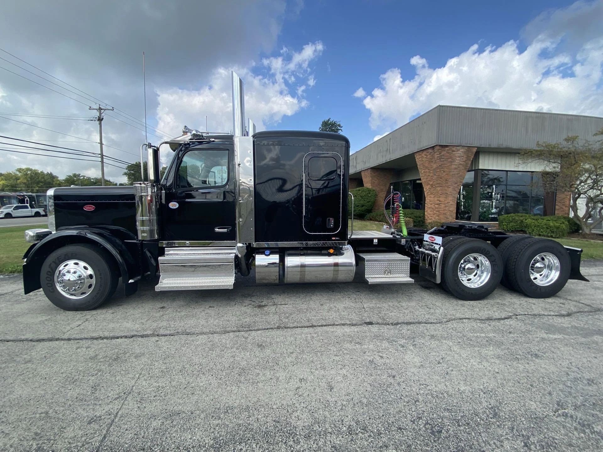 2026 Peterbilt 589 - image 4