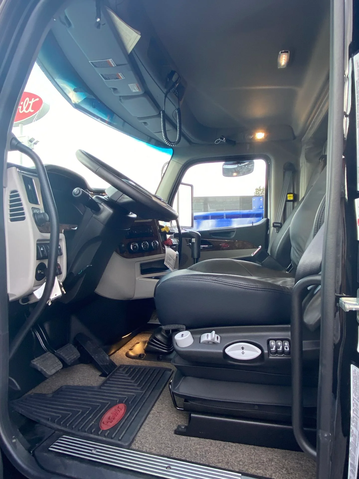 2026 Peterbilt 589 - image 10