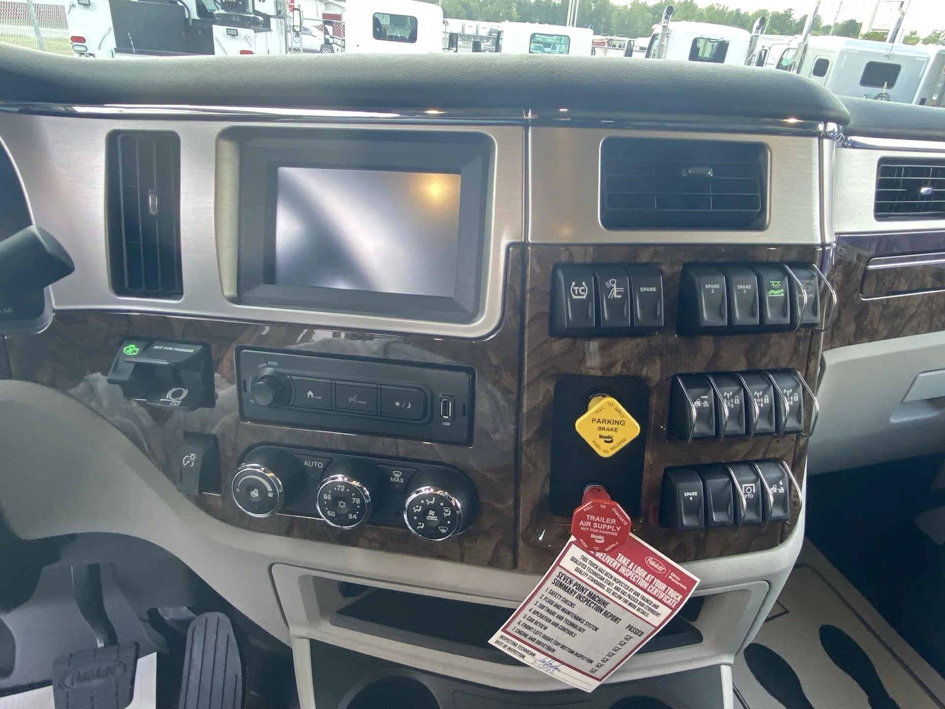 2026 Peterbilt 589 - image 15