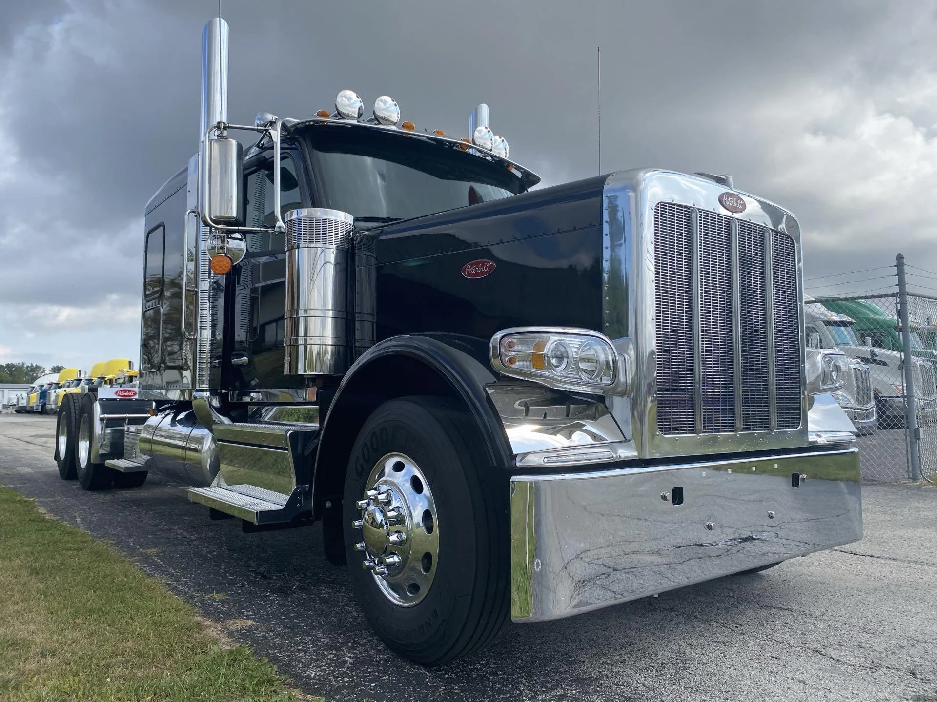 2026 Peterbilt 589 - image 2