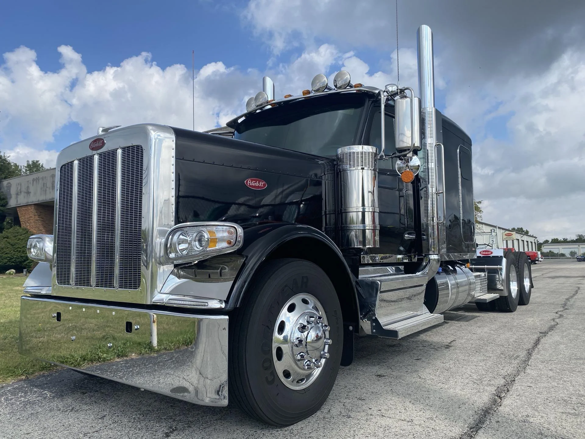 2026 Peterbilt 589 in Findlay, OH