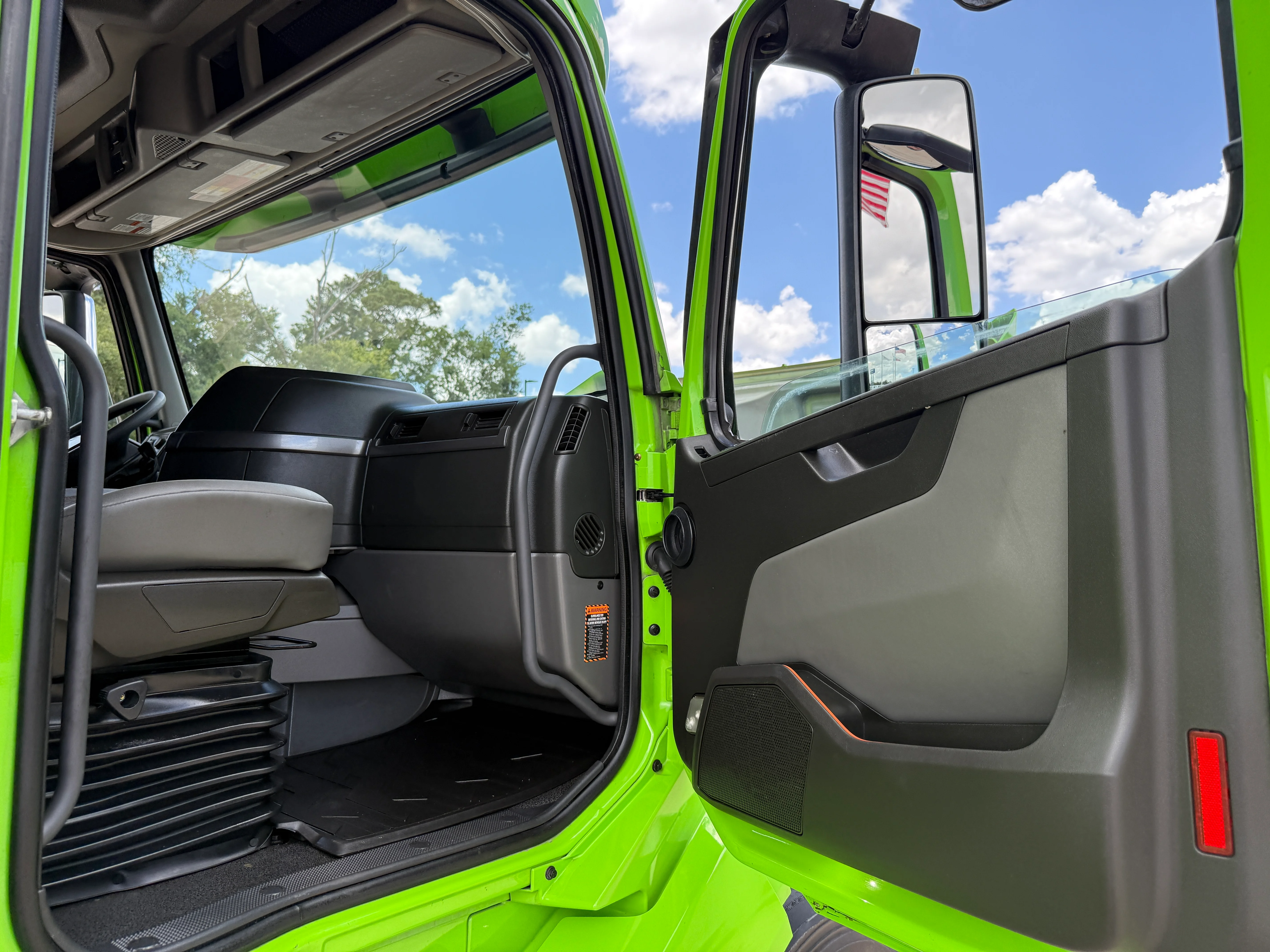 2024 Volvo VNL 760 - image 10