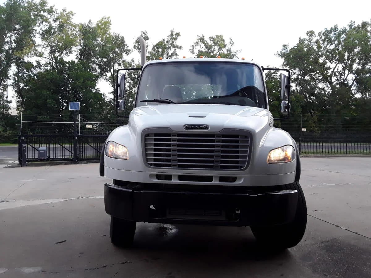 2020 Freightliner M2 106 in Kansas City, MO — photo 2