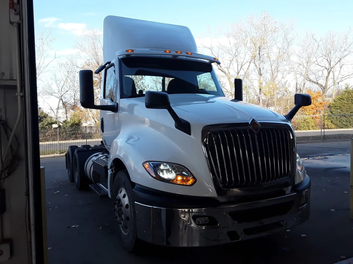 2020 International LT - image 3