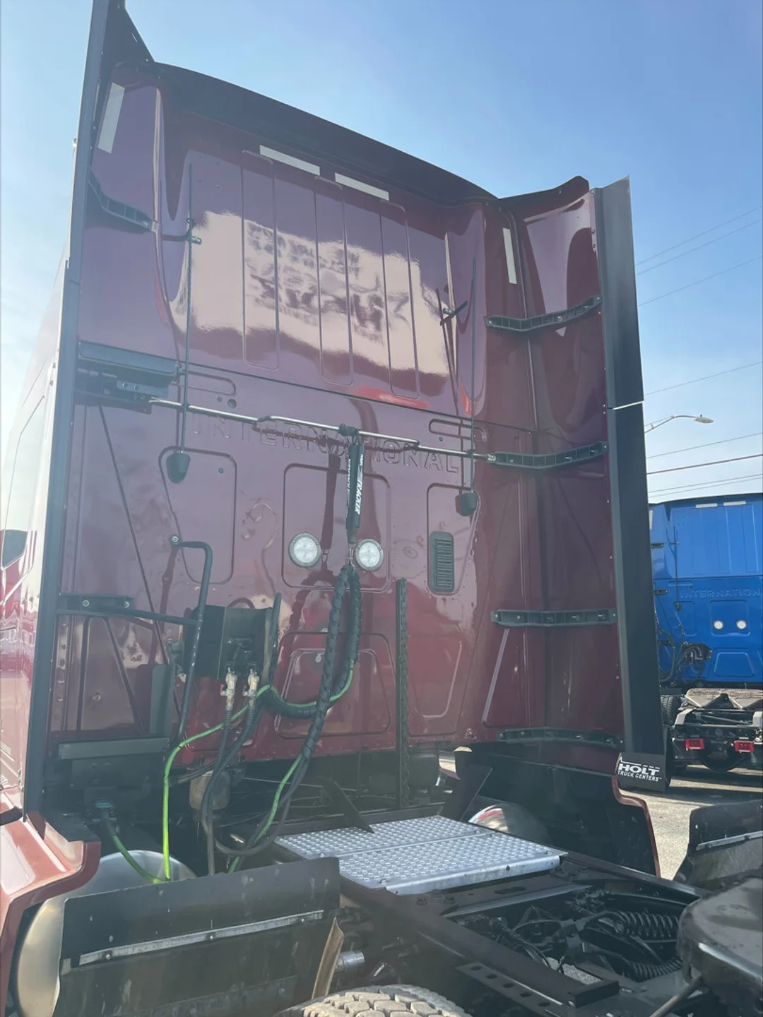 2022 International LT - image 4