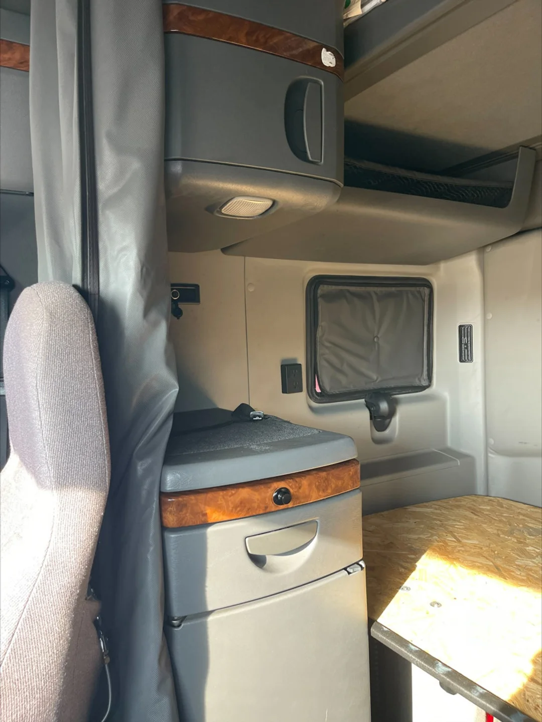 2022 International LT - image 10