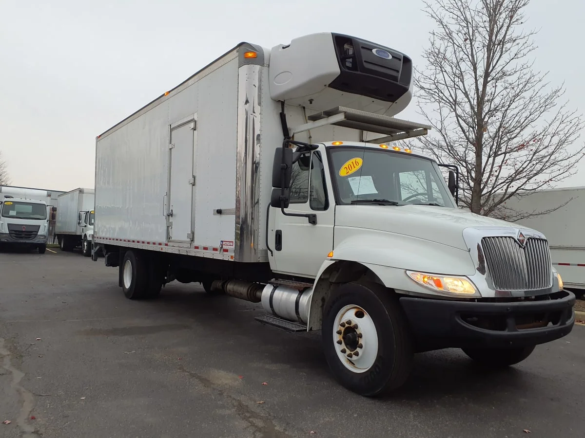 2016 International 4300 - image 3