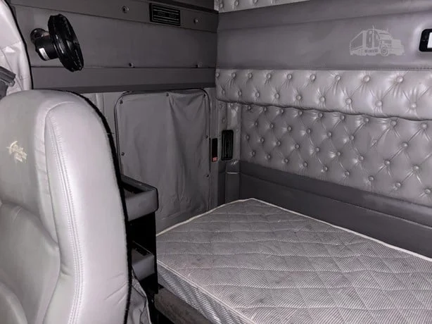 2006 Kenworth T800 - image 16